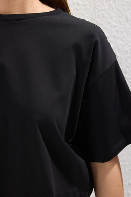 TRENDYOLMILLA Siyah-Beyaz Premium %100 Pamuk Relaxed/Rahat Kal?p Crop Orme T-Shirt TWOSS25TS00137 фото 5