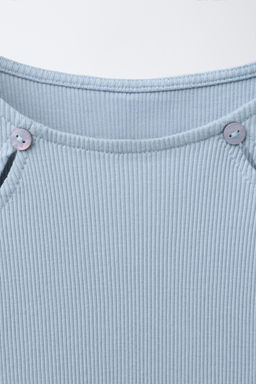 RIBBED T-SHIRT WITH BUTTONS
