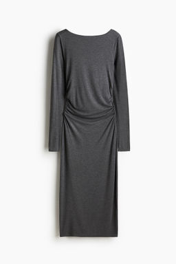 Vestido ajustado con dise?o drapeado