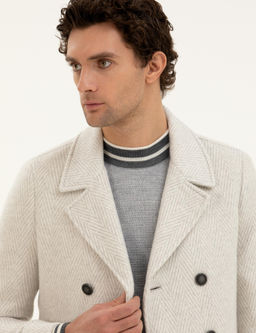 Белое приталенное пальто из смесовой шерсти с рыбьей спиной и кешью