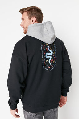 Siyah Oversize/Geni_ Kesim Kap__onlu Yaz_ Bask_l_ __i Polar/S_cak Tutan Sweatshirt TMNAW23SW00023