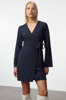 TRENDYOLMILLA Siyah Baglama Detayl? Cizgili Kruvaze Mini Dokuma Elbise TWOAW24EL00458