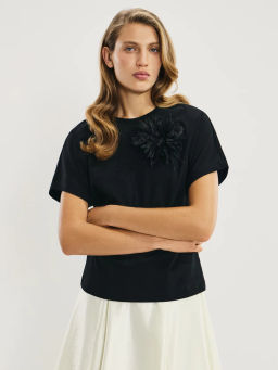 Футболка с брошью из перьев / Zarina