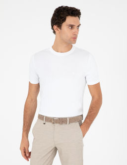 Белый зауженный свитер