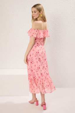 Pembe Cicekli Etegi Belden Ac?lan F?rf?rl? Sifon Ucus Ucus Dokuma Midi Elbise TWOSS25EL00278