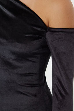 Trendyolmilla Siyah Duz Tek Omuz Detayl? Drapeli Vucuda Oturan Orme Elbise TWOAW25EL00206  фото 4