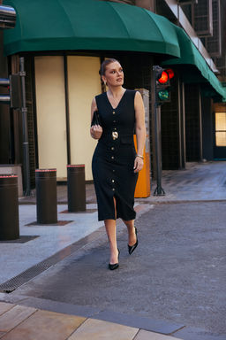 Ozel Koleksiyon Siyah Kemerli Aksesuar Detayl? Midi Dokuma Elbise TWOAW26EL00073 - Trendyolmilla фото 5