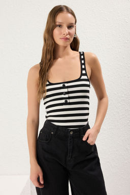 TRENDYOLMILLA Siyah Duz Fitted/vucuda Havuz Yaka Oturan Esnek Orme Atlet TWOSS25AL00020