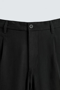 PANTAL?N FLUIDO RELAXED FIT PLIEGUES / Negro