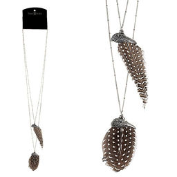 Колье на тонкой цепи из натуральных перьев