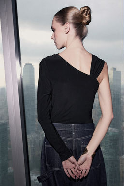 Siyah Aksesuar Detayl? Asimetrik Yaka Orme Party Body TPRSS26BD00001