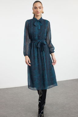 TRENDYOLMILLA Zumrut Yesili Baglama Detayl? Dokuma K?sl?k Elbise TWOAW21EL0458