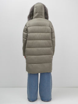 Пальто зимнее утепленное с мехом и капюшоном тренд коричневого цвета 7753K - Visdeer фото 4