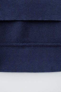 SUDADERA GARMENT DYE ETIQUETA / Azul