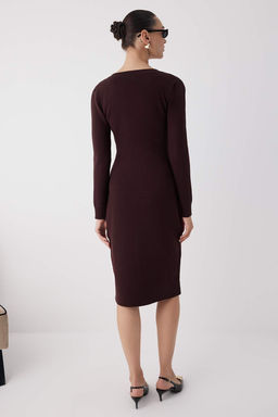 Kahverengi Wardrobe Essentials Premium Iplik/Ozel Iplik V Yaka Midi Triko Elbise TWOAW26EL00007 - Trendyolmilla фото 4