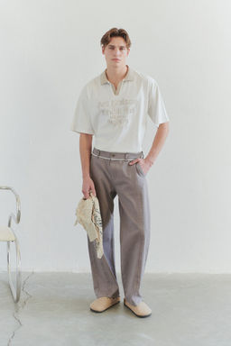 TRENDYOL MAN Limited Edition Ekru Oversize/Genis Kesim Ozel Nak?sl? Polo Yaka T-shirt TMNSS25PO00030
