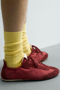 ZAPATILLA ESTILO RETRO / Rojo