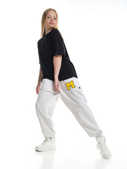 Брюки спортивные с эмблемой 22-7611 светло-серый меланж - Mini maxi фото 7