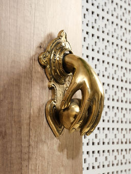 Дверной молоток "Рука с шаром" 10х16х7 см