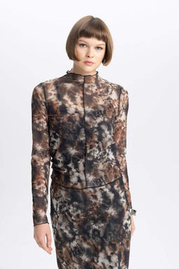 Футболка приталенного кроя с полуводолазкой и длинными рукавами из тюля