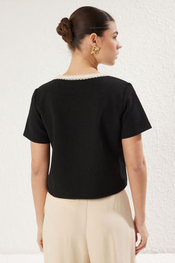 Trendyolmilla Siyah Renk Bloklu Crop Regular/Normal Kal?p Tuvit Orme Bluz TWOSS25BZ00018