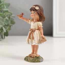 Фигурка полистоун «Девочка с птенчиком на ручке», 7.5×4×12.5 см