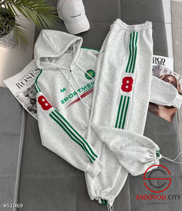Спортивный женский костюм