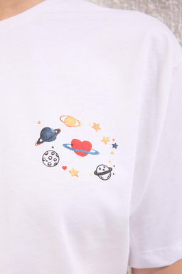 Beyaz Galaksi Bask?l? Relaxed/Rahat Kal?p %100 Kal?n Pamuklu Crop Orme T-Shirt TWOSS23TS00038
