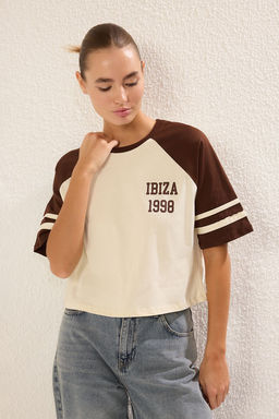 Tas %100 Kal?n Pamuklu Renk Bloklu Slogan Bask?l? Relaxed Crop Orme T-Shirt TWOSS25TS00067