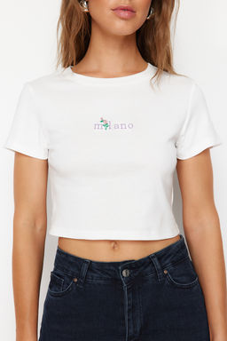 TRENDYOLMILLA Ekru %100 Pamuk Papatya&Sehir Nak?sl? Vucuda Oturan Crop Orme T-Shirt TWOSS24TS00212  фото 4