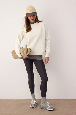 Ekru Premium Oversize/Genis Kal?p Dikis Detay? Kal?n Ici Polarl? Orme Sweatshirt TWOAW26SW00204