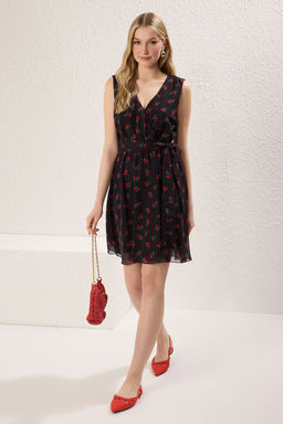 TRENDYOLMILLA Siyah Etegi Volanl? Nak?sl? Kruvaze Yaka Sifon Astarl? Mini Dokuma Elbise TWOSS24EL00633