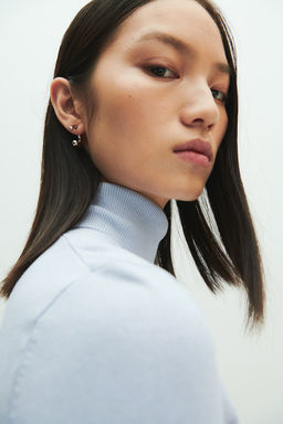 Top de cuello alto en punto fino