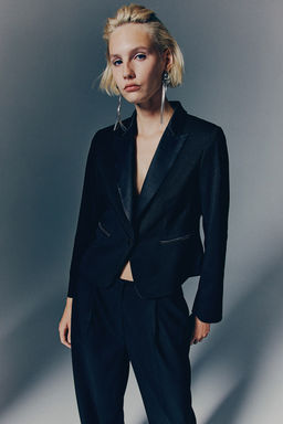 Americana de esmoquin entallada