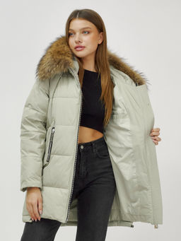 Куртка Бренд Visdeer ПРЕМИУМ КЛАССА зимняя с мехом ЕНОТА светло-зеленого цвета фото 18
