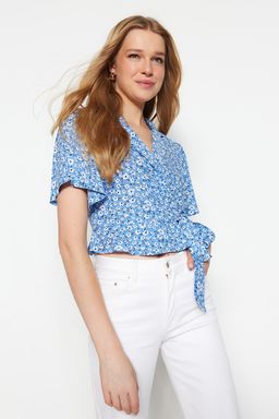 Trendyolmilla Mavi Baglama Detayl? Cicek Desenli Crop Dokuma Bluz TWOSS23BZ00226