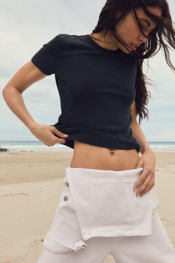 T-SHIRT WITH BACK SEAM - Zara фото 20