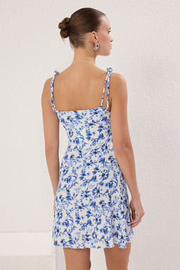 Mavi Cicek Bask?l? Burumcuk Ask?l? Skater/Belden Ac?lan Mini Orme Elbise TWOSS25EL00237 - Trendyolmilla фото 4