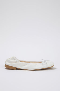 Beyaz Fiyonklu Katlanabilir Esnek Taban Kad?n Babet TAKSS25BE00016