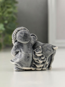 Сувенир "Девочка с оленёнком" 6,4 см