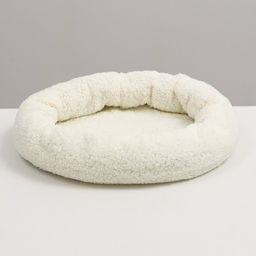 Лежанка для собак и кошек Уют, мягкий мех, 45 х 35 х 11 см, молочный