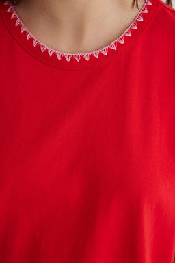 K?rm?z? %100 Pamuk Kontrast Dikis Detayl? Basic Bisiklet Yaka Orme T-Shirt TWOSS19AD0085