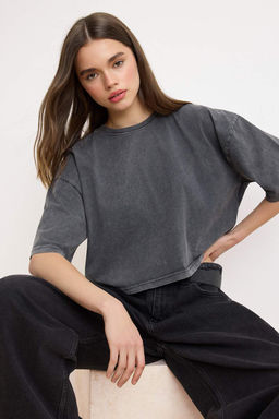 Antrasit Relaxed/Rahat Kal?p Eskitme/Soluk Efektli Crop/K?sa %100 Pamuk Orme T-shirt TWOSS26TS00281