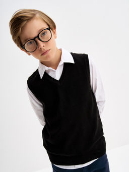 Черный вязаный жилет для мальчика