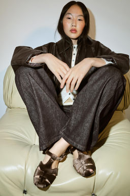 SANDALIA CANGREJERA EFECTO TERCIOPELO / Marr?n