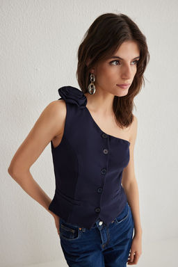 TRENDYOLMILLA Limited Edition Koyu Lacivert Fitted Tek Omuz Gullu Crop Dokuma Yelek TWOSS24YE00038