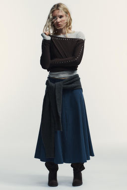 SCARF WITH SLEEVE EFFECT