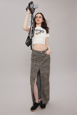 TRENDYOLMILLA Ekru Slogan Bask?l? Crop Fitted/Vucuda Oturan Orme T-Shirt TWOSS25TS00036