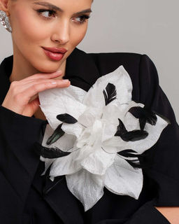 Премиальная Брошь с проволокой в шелковых лепестках и перышками