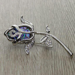 Брошь-подвеска "Роза" со вставкой из гелиотиса и ювелирного сплава